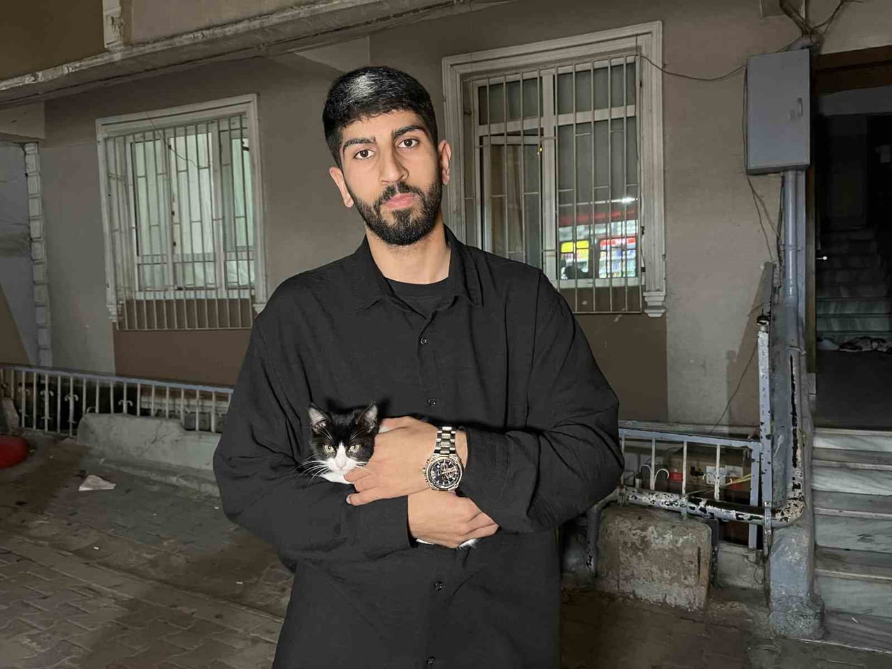 KEDİYE ŞEMSİYE TUTARAK KURTARAN NEZİR GÜLEÇ