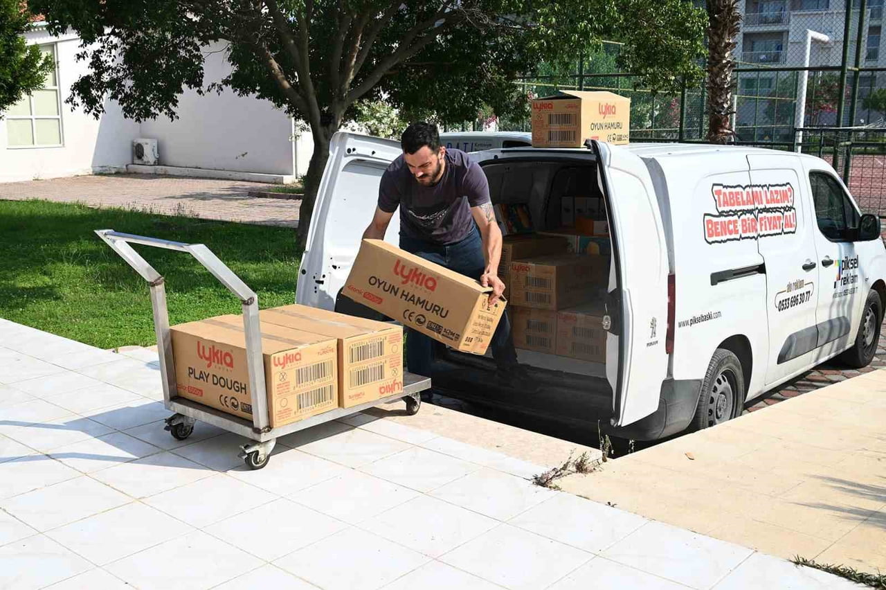 KEMER BELEDİYE BAŞKANI NECATİ TOPALOĞLU'NUN “EĞİTİM VARSA GELECEK VAR” SLOGANIYLA HAREKET EDEREK...