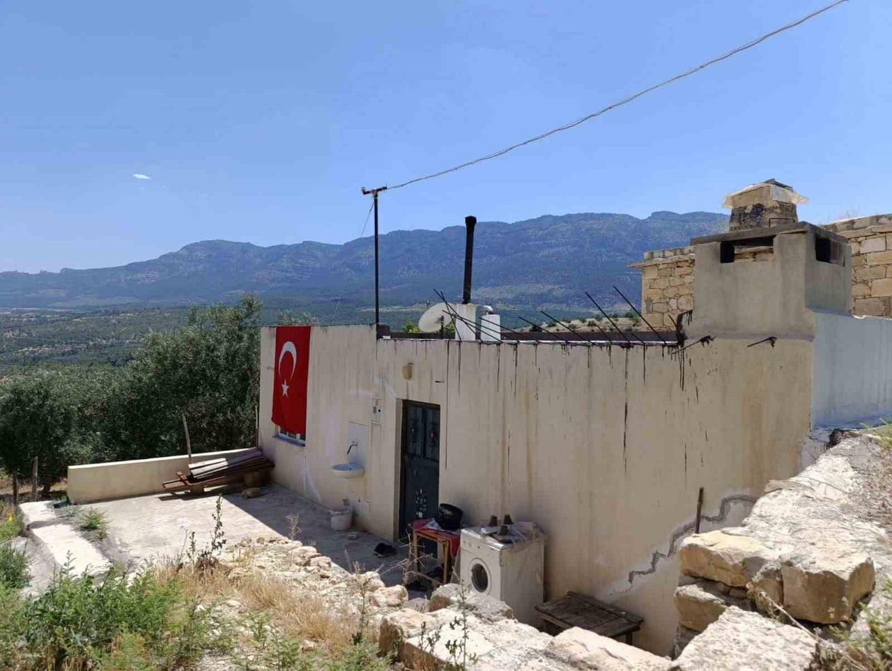 KENAN ŞAHİN'İN AİLESİNİN EVİNE TÜRK BAYRAĞI ASILDI