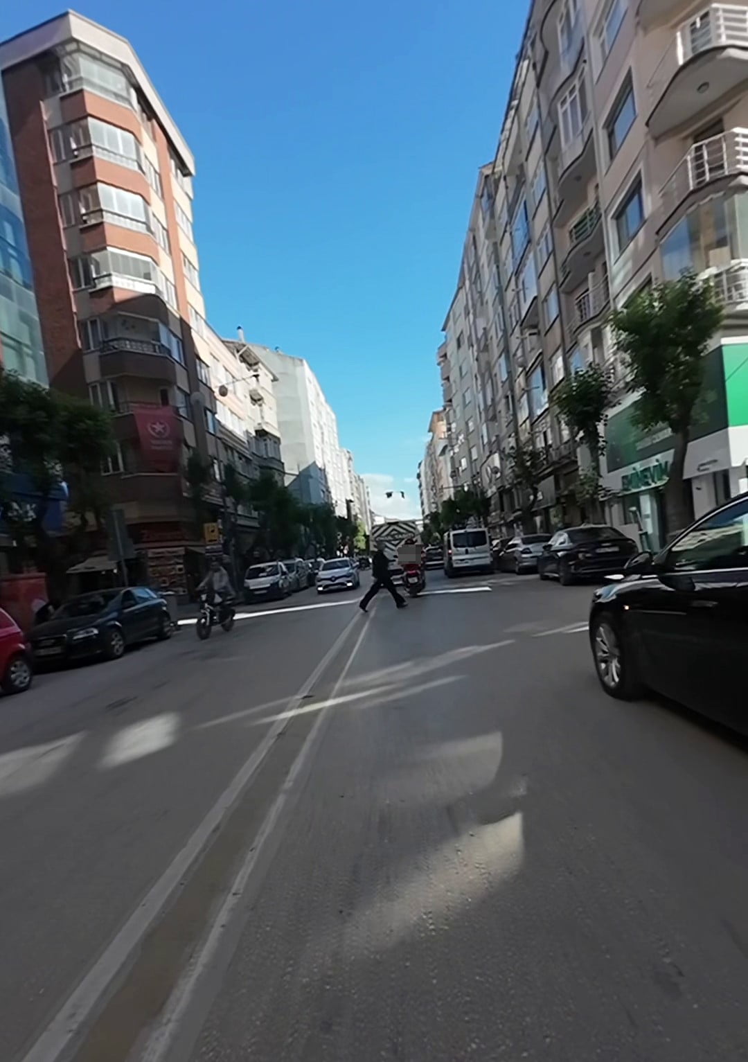 KENT MERKEZİNDE BULUNAN BİR CADDE ÜZERİNE DÖRTLÜ FLAŞÖRLERİNİ YAKIP DURAKSAYAN VE TRAFİĞİN AKIŞINI...