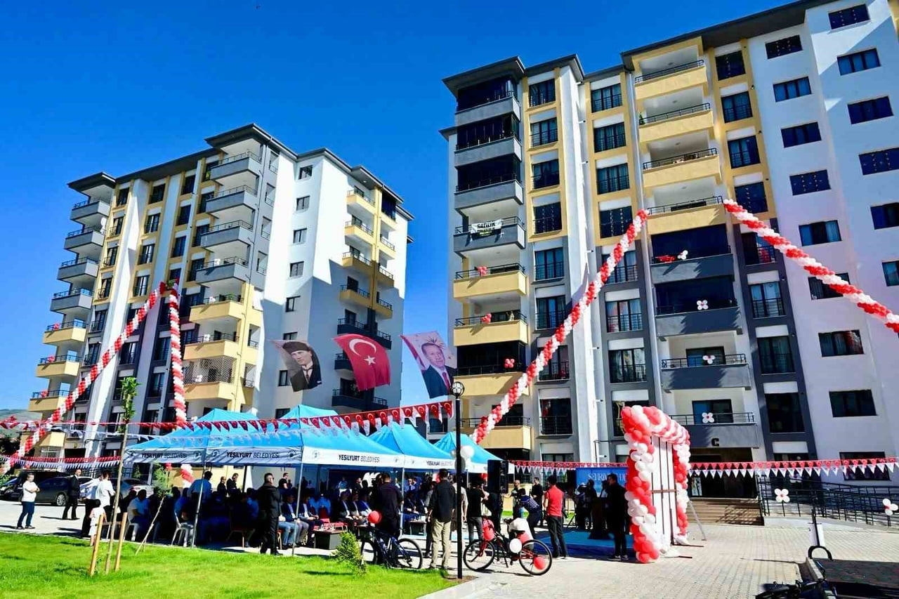 KENTSEL DÖNÜŞÜM PROJESİ "YEŞİL YAŞAM EVLERİ" HAK SAHİPLERİNE TESLİM EDİLDİ