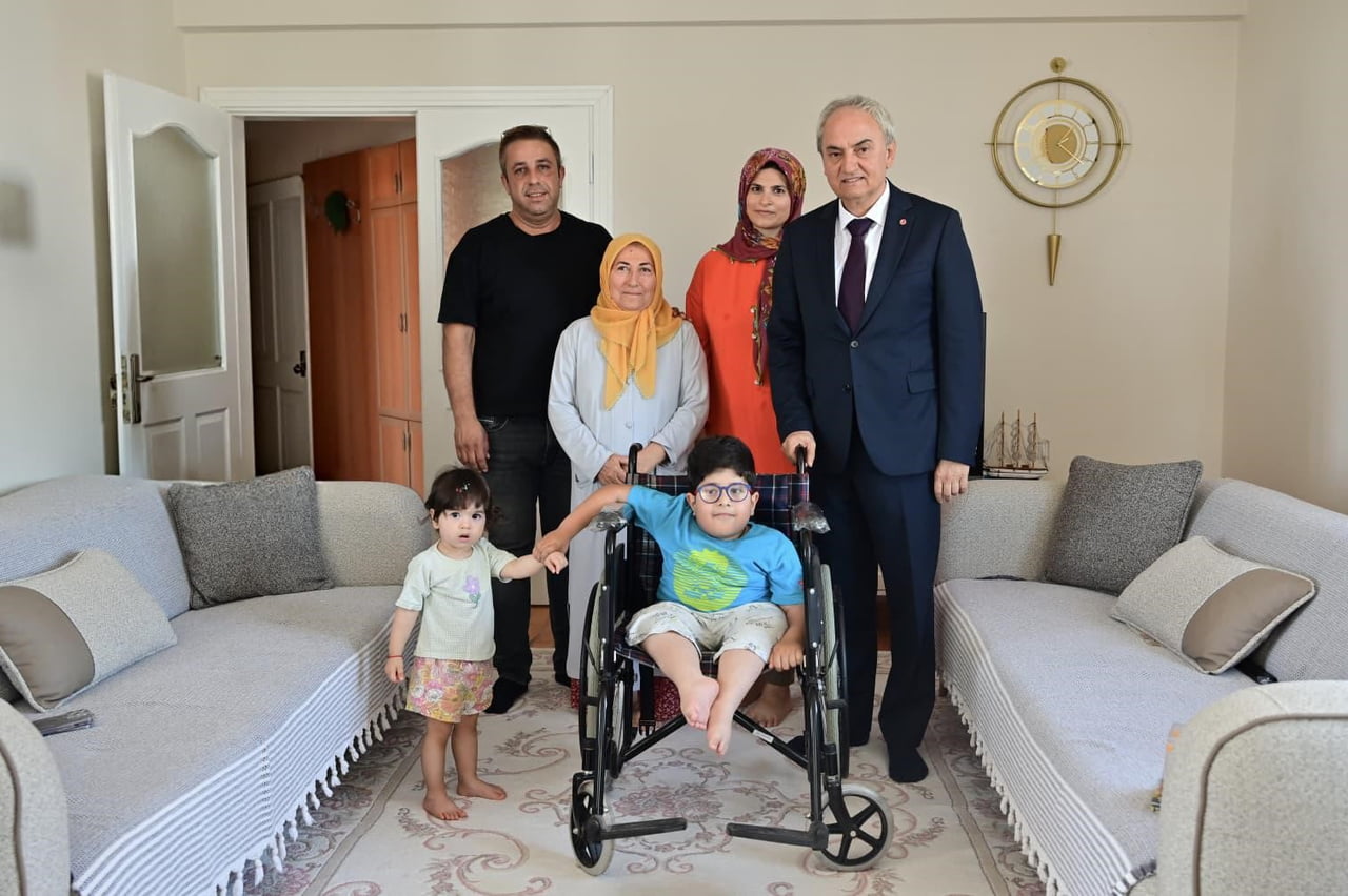 KEPEZ BELEDİYE BAŞKANI MESUT KOCAGÖZ, 1. SINIF ÖĞRENCİSİ DOĞUŞTAN ENGELLİ KERİM ASAF’IN KARNE...