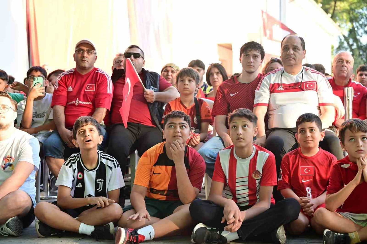 KEPEZ BELEDİYESİ TARAFINDAN DOKUMAPARK’TA KURULAN DEV EKRAN, A MİLLİ FUTBOL TAKIMI’NIN AVUSTURALYA...
