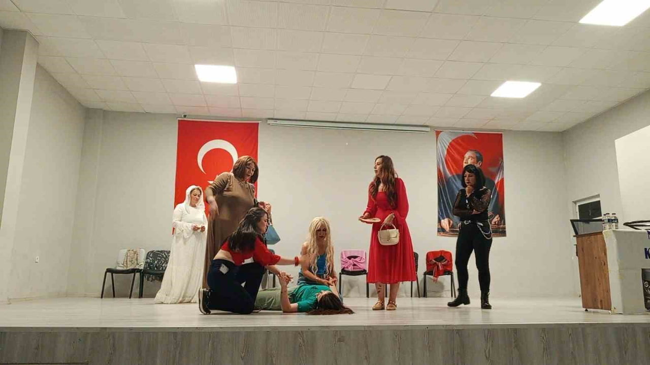 KEPSUTLU KADINLARIN OYNADIĞI TİYATRO OYUNU İLGİ GÖRDÜ