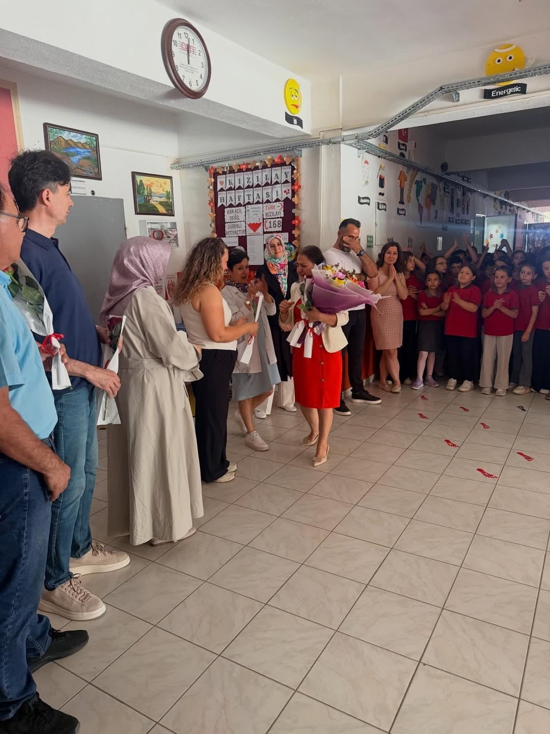 KEŞAN’DA 41 YILLIK ÖĞRETMEN GÖZYAŞLARIYLA EMEKLİLİĞE UĞURLANDI