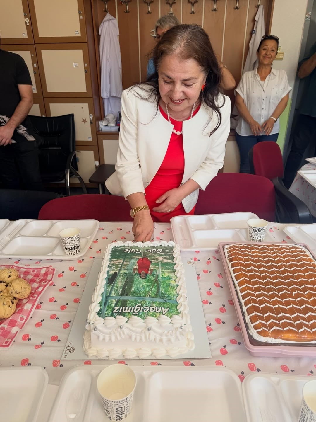 KEŞAN’DA 41 YILLIK ÖĞRETMEN GÖZYAŞLARIYLA EMEKLİLİĞE UĞURLANDI