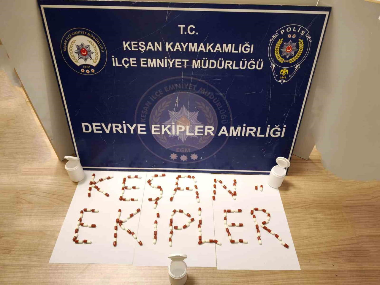 KEŞAN’DA POLİSİN ARAMA YAPTIĞI EVDE 120 ADET SENTETİK ECZA ELE GEÇİRİLDİ