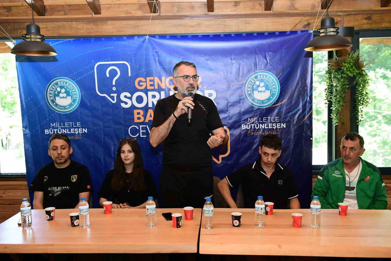 KESTEL BELEDİYE BAŞKANI FERHAT EROL, İLÇEDEKİ GENÇLERLE DÜZENLENEN "GENÇLER SORUYOR, BAŞKAN...