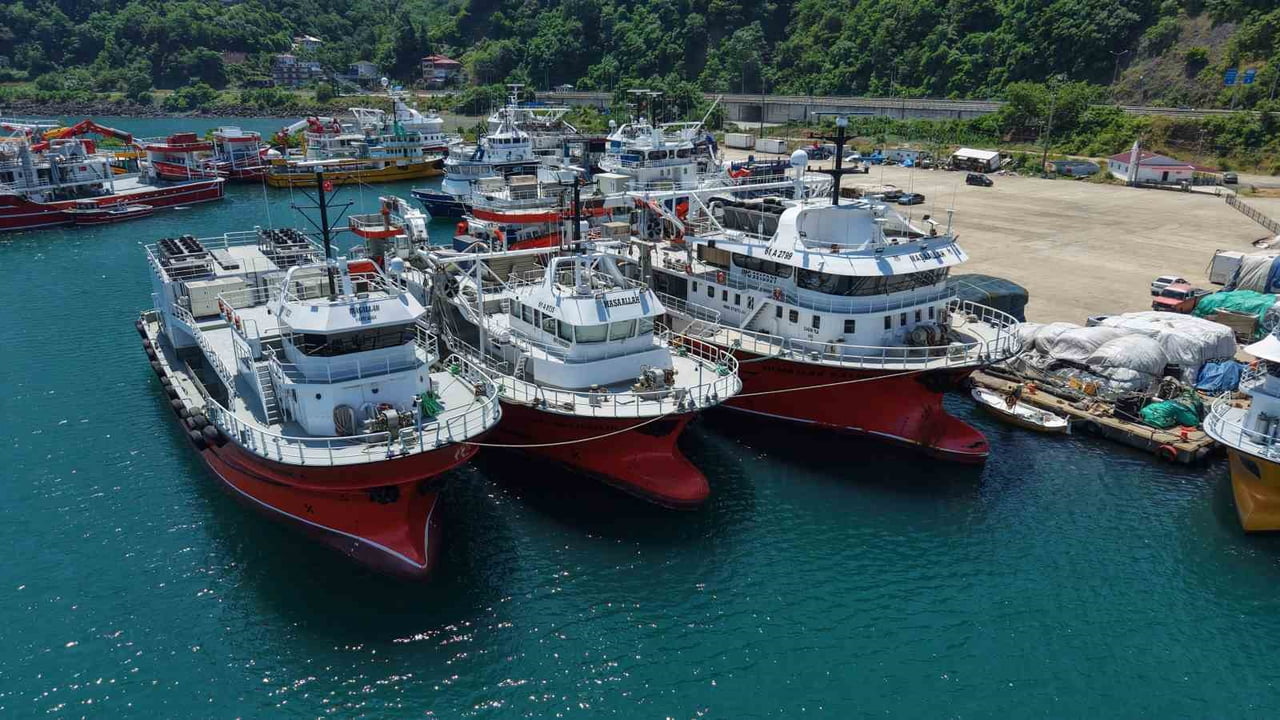 KIBRIS İLE MALTA ADALARI ARASINDAKİ GENİŞ SAHADA ZORLU BİR MESAİ HARCAYAN TÜRK BALIKÇI GEMİLERİ...
