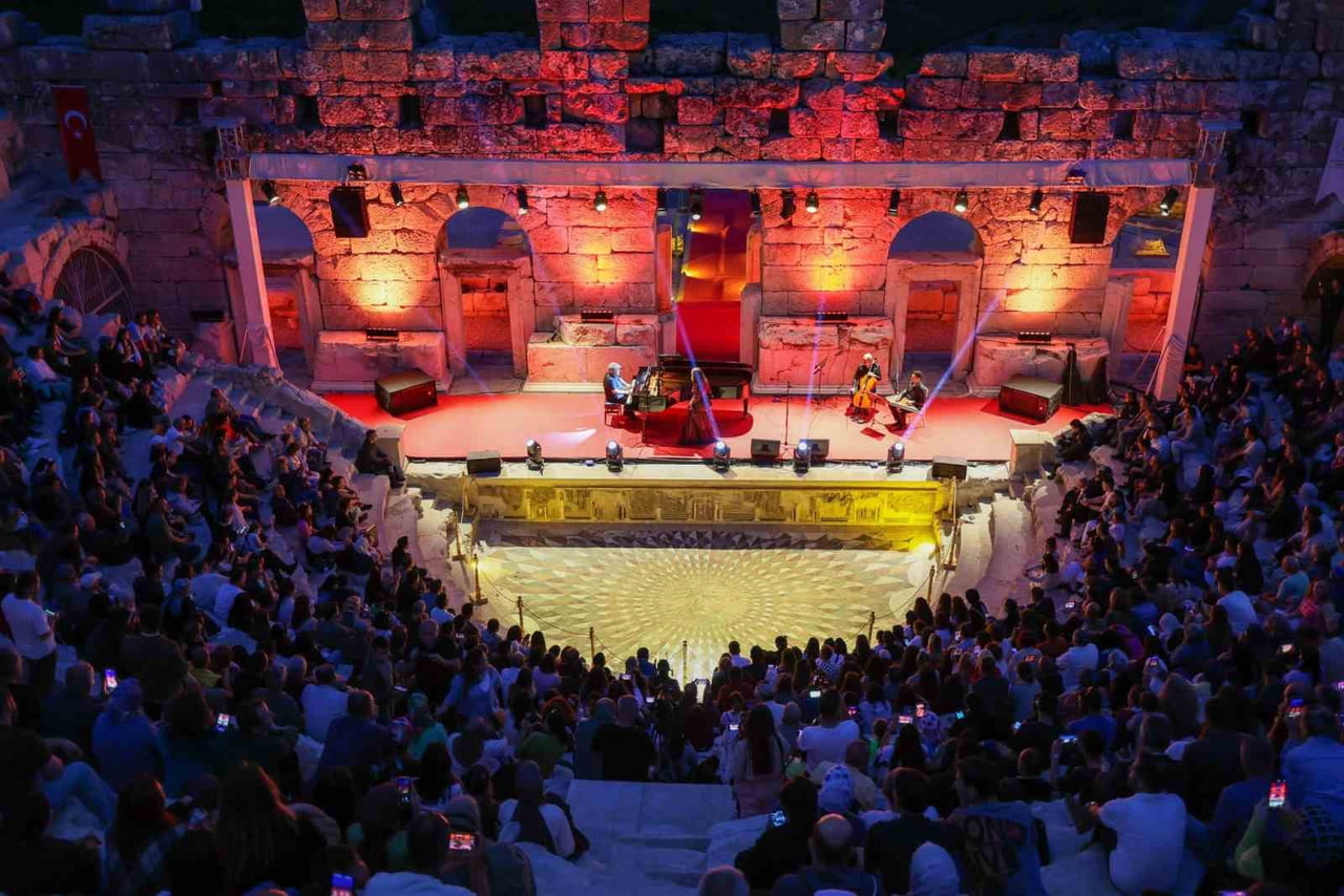KİBYRA ANTİK KENTİ MEDUSA MOZAİĞİ'NİN YER ALDIĞI TARİHİ ODEONDA GERÇEKLEŞTİRİLEN KONSERDE...