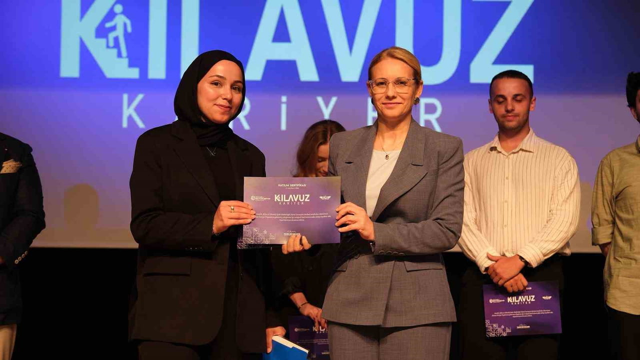 KILAVUZ KARİYER PROGRAMI'NI TAMAMLAYAN 358 ÖĞRENCİ, DÜZENLENEN TÖRENLE SERTİFİKALARINI ALDI.