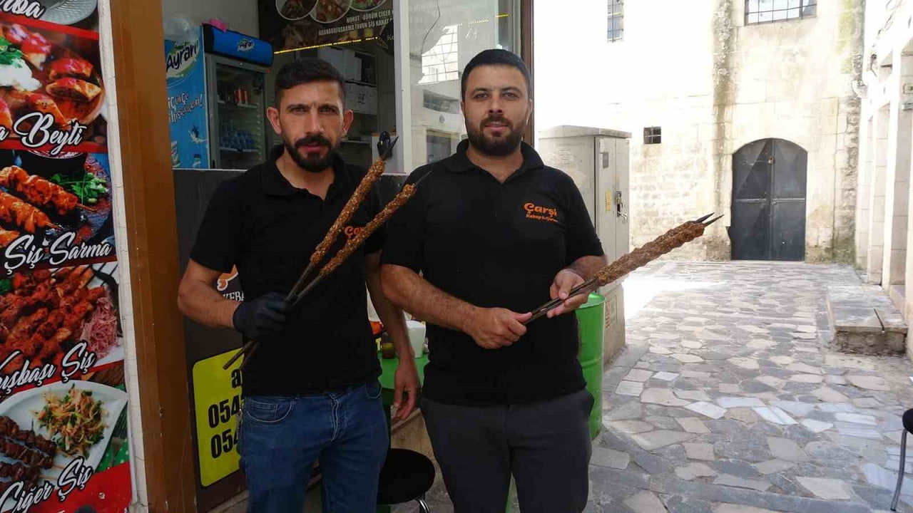 KİLİS’İN TESCİLLİ LEZZETİ ORUK KEBABI SOFRALARDAKİ YERİNİ KORUYOR