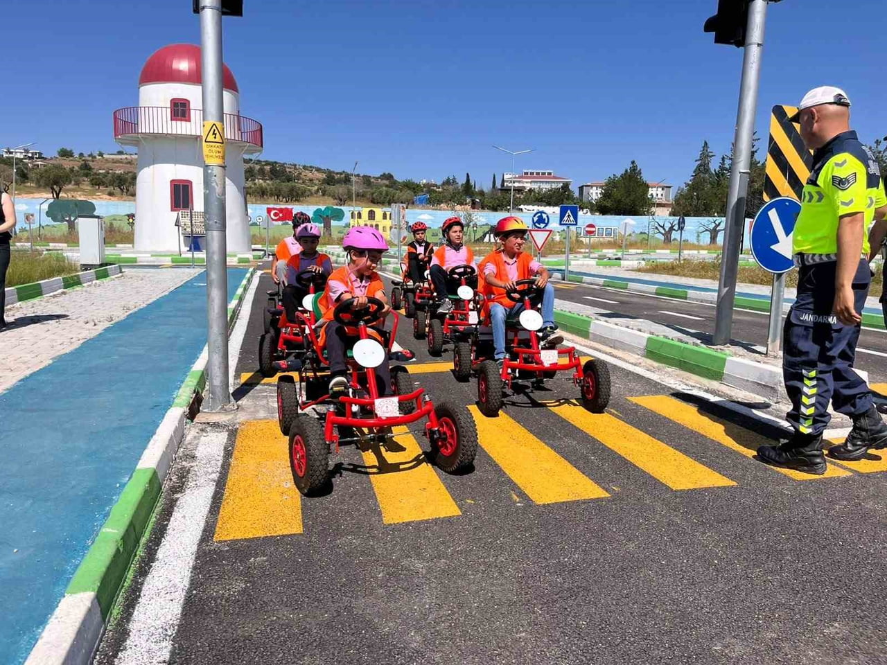 KİLİS’TE MİNİK ÖĞRENCİLERE TRAFİK EĞİTİMİ