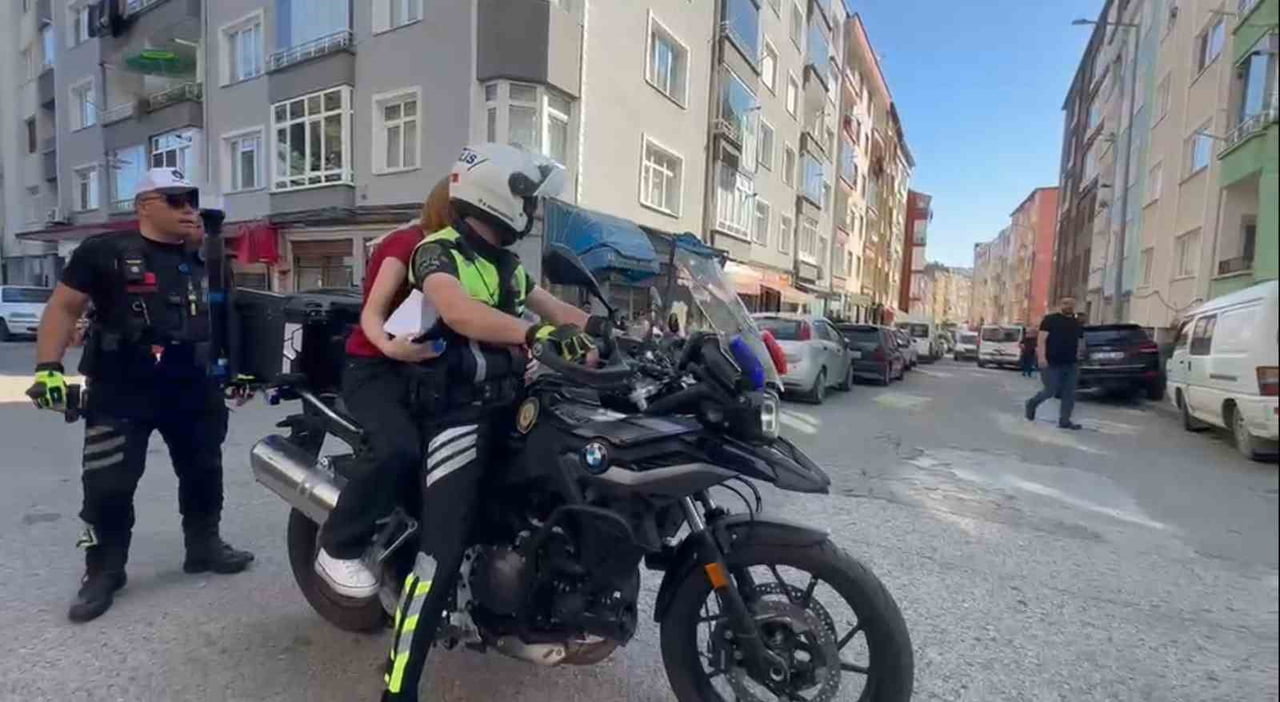 KİMLİĞİNİ EVDE UNUTTUĞUNU SON ANDA FARK EDEN ÖĞRENCİNİN YARDIMINA MOTORİZE POLİS EKİPLERİ...