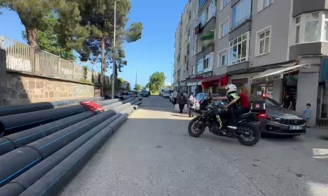 KİMLİĞİNİ EVDE UNUTTUĞUNU SON ANDA FARK EDEN ÖĞRENCİNİN YARDIMINA MOTORİZE POLİS EKİPLERİ...