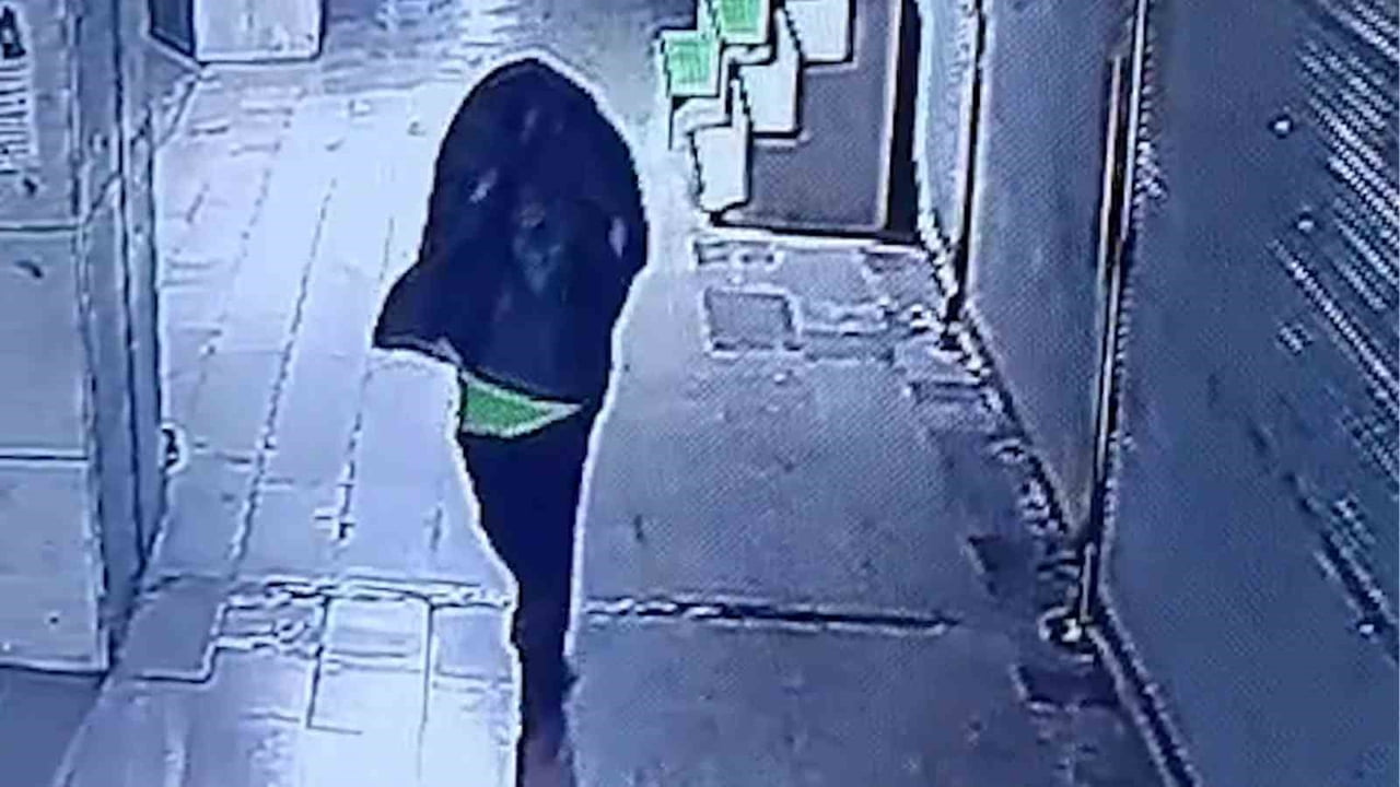 KIRIKKALE'DE BİR ÇAY OCAĞINI ATEŞE VEREN ŞÜPHELİ, TANINMAMAK İÇİN BAŞINA ÇÖP POŞETİ GEÇİREREK...