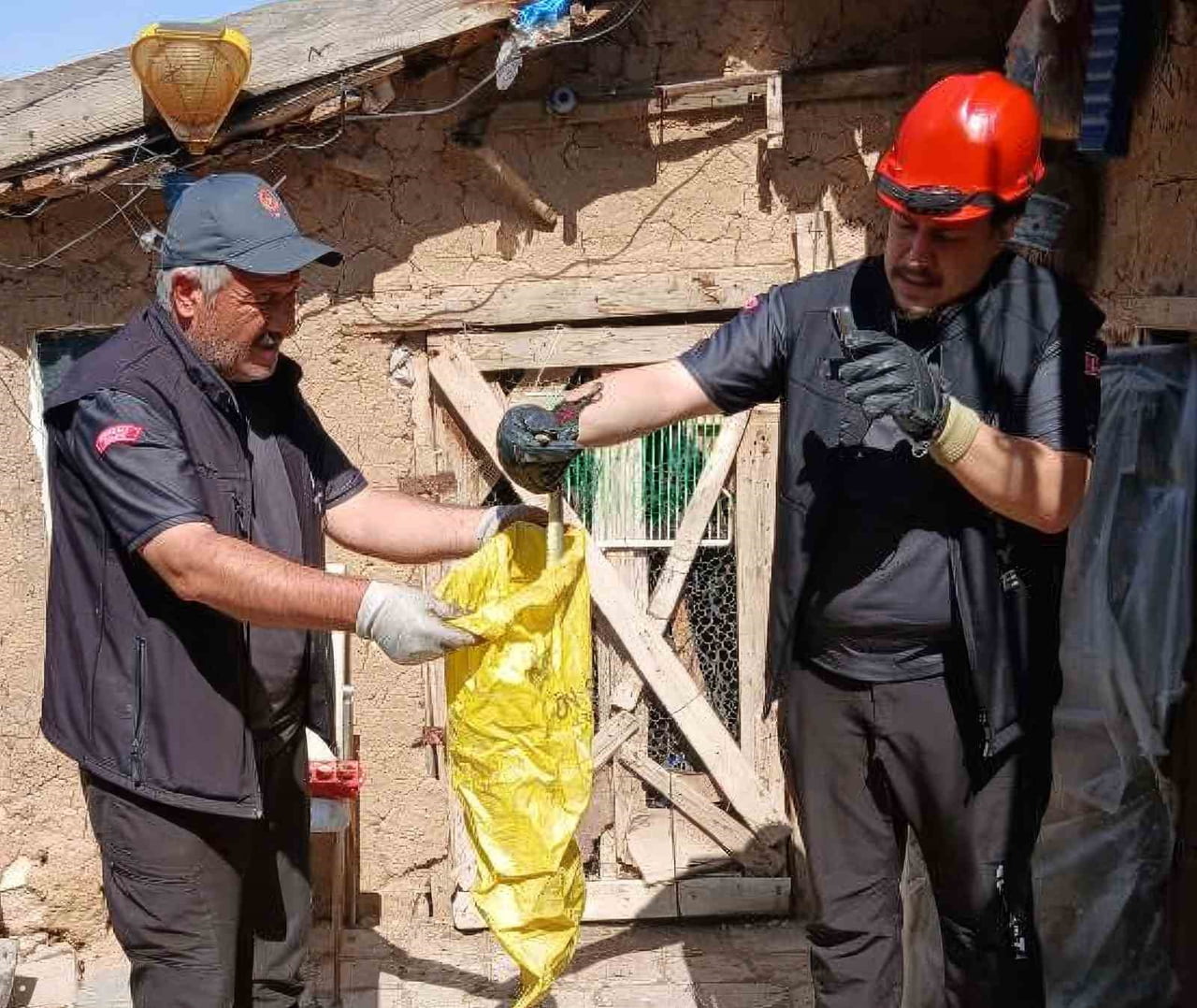 KIRIKKALE'DE BİR KÜMESE GİREN YILAN, İTFAİYE EKİPLERİ TARAFINDAN ÇIKARILARAK DOĞAL YAŞAM ALANINA...