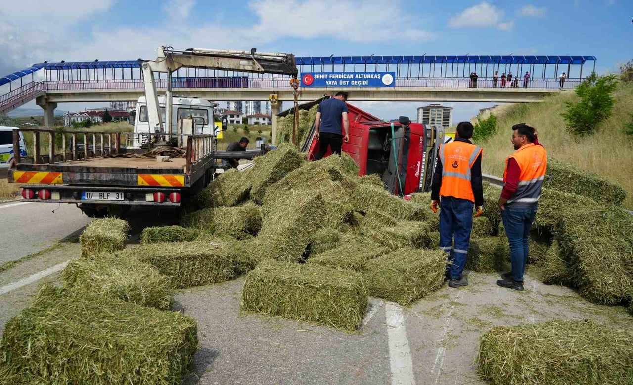 KIRIKKALE'DE OT BALYASI YÜKLÜ KAMYONUN DEVRİLMESİYLE ANKARA İSTİKAMETİ BİR SÜRE TRAFİĞE...