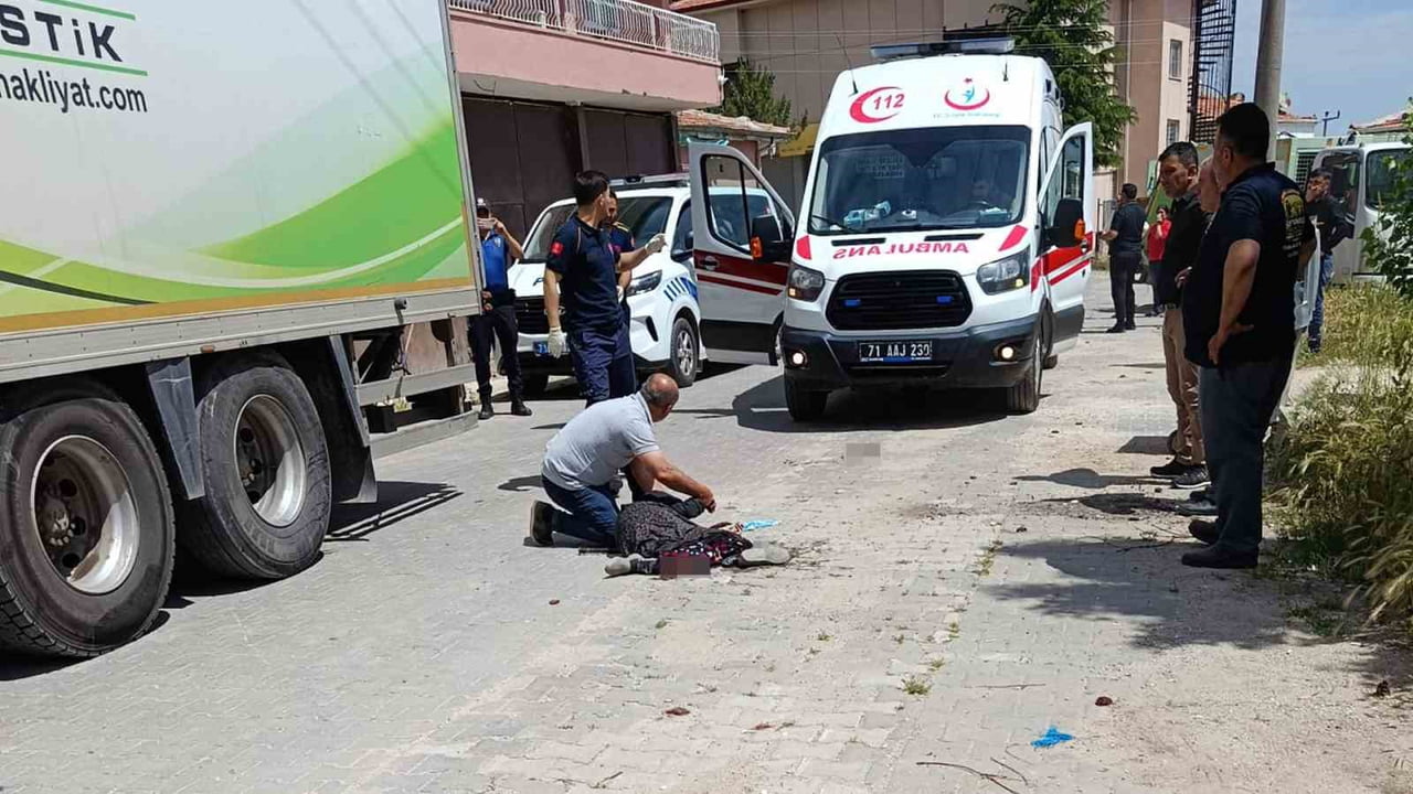 KIRIKKALE'NİN ÇELEBİ İLÇESİNDE KAMYONUN ÇARPTIĞI YAŞLI KADIN AĞIR YARALANDI.