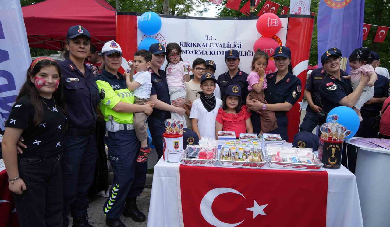 KIRIKKALE’DE AİLE FESTİVALİ’NDE SERGİLENEN YERLİ VE MİLLİ SİLAHLAR, VATANDAŞLARDAN YOĞUN İLGİ...