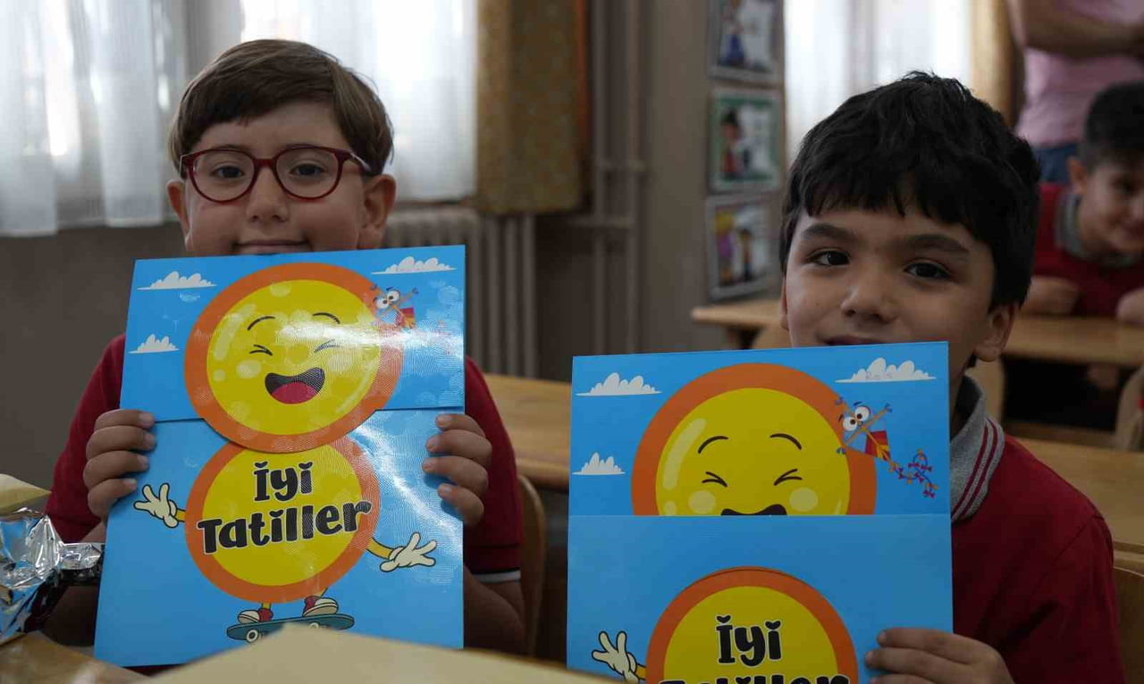 KIRIKKALE’DE BİNLERCE ÖĞRENCİ, KARNELERİNİ ALARAK YAZ TATİLİNE GİRDİ.