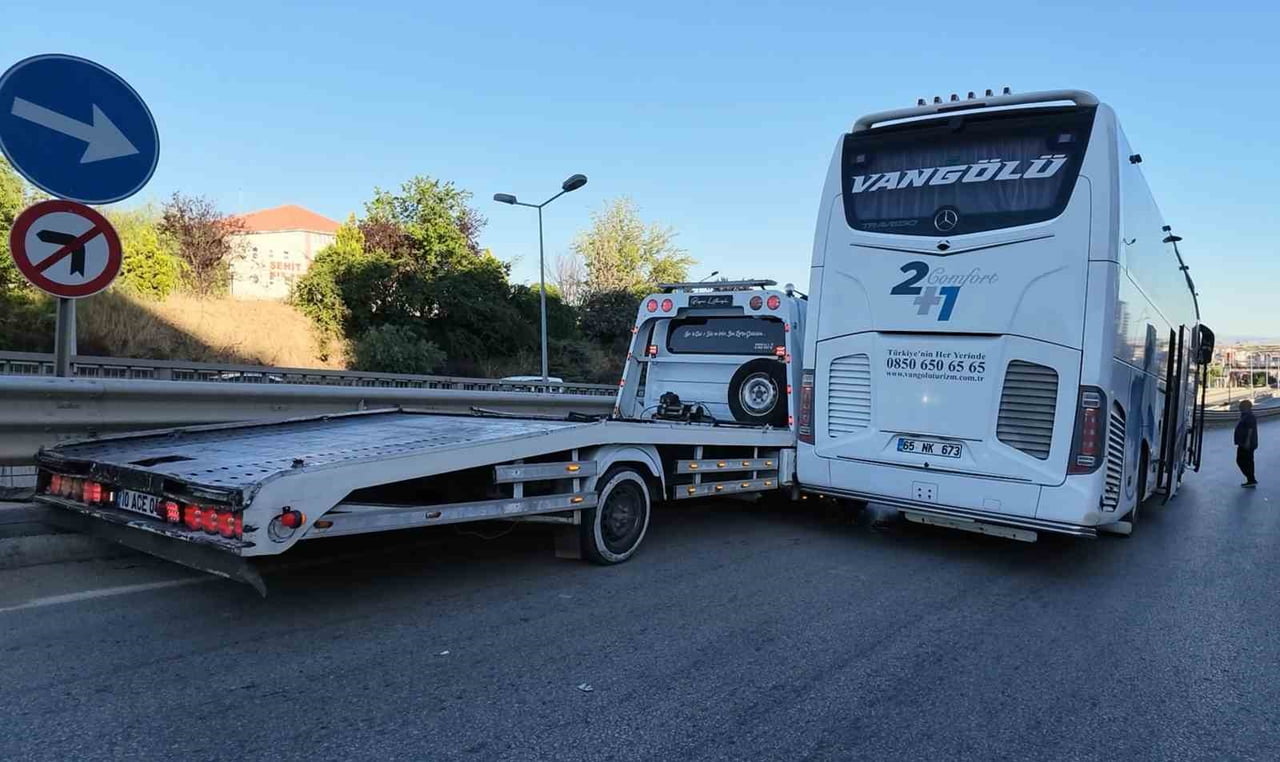 KIRIKKALE’DE OTO KURTARICI, OTOMOBİL VE YOLCU OTOBÜSÜNÜN KARIŞTIĞI KAZADA 1 KİŞİ...