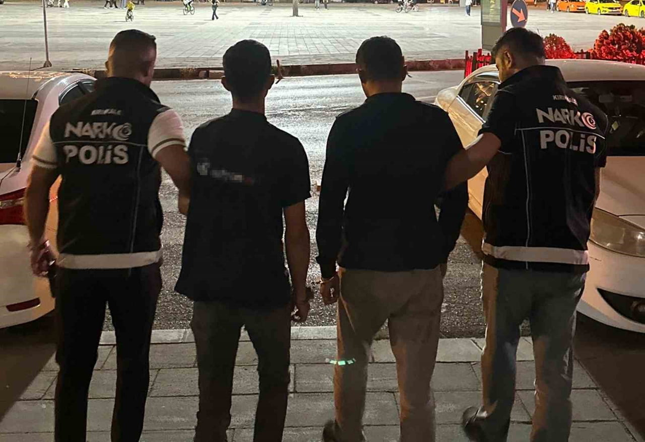 KIRIKKALE’DE POLİS EKİPLERİNCE DÜZENLENEN UYUŞTURUCU OPERASYONUNDA GÖZALTINA ALINAN 2 ŞÜPHELİ...
