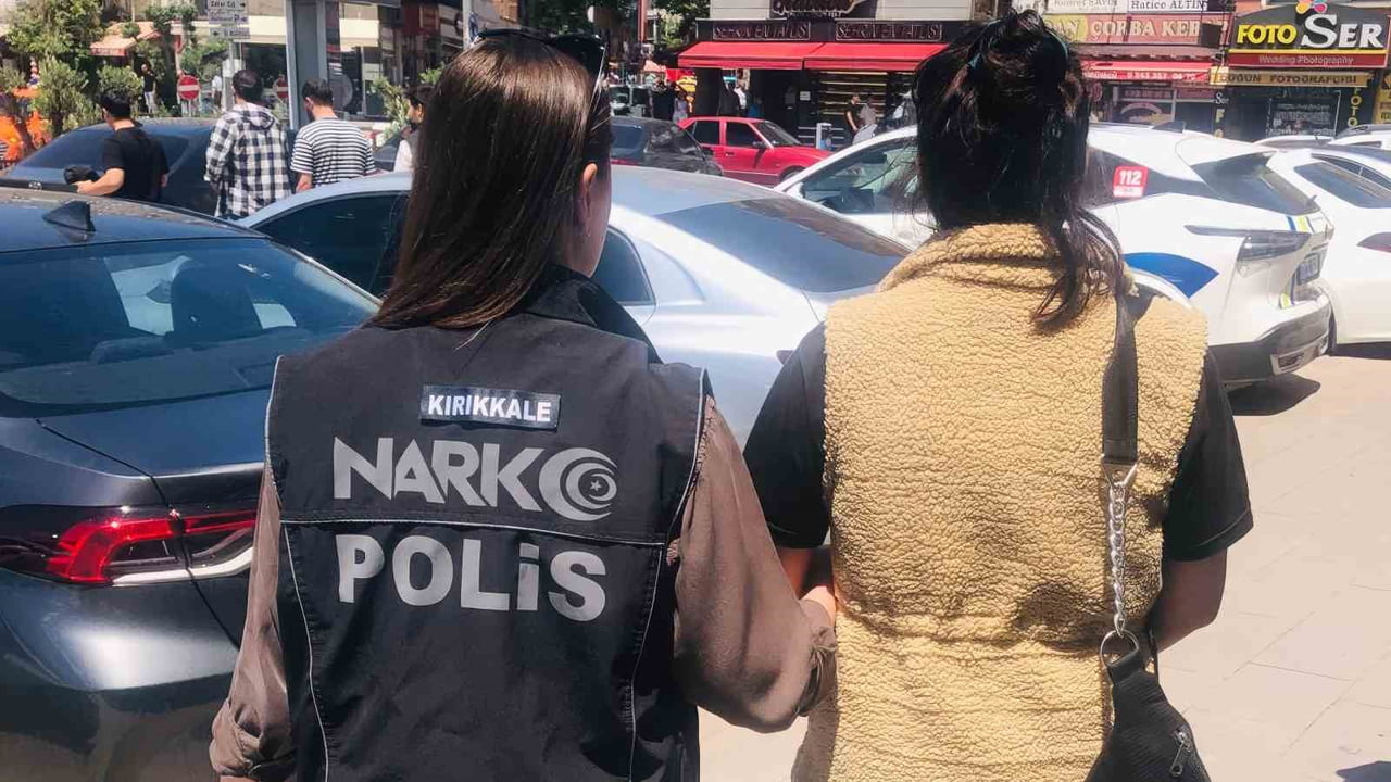 KIRIKKALE’DE POLİS EKİPLERİNCE DÜZENLENEN UYUŞTURUCU OPERASYONUNDA GÖZALTINA ALINAN  ŞÜPHELİ...