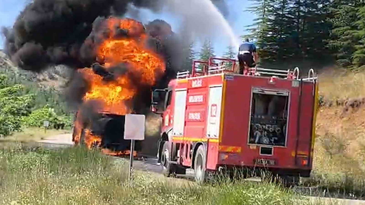 KIRIKKALE’NİN DELİCE İLÇESİNDE BİR AKARYAKIT TANKERİNDE ÇIKAN YANGIN, ORMANLIK ALANA SIÇRAMADAN...