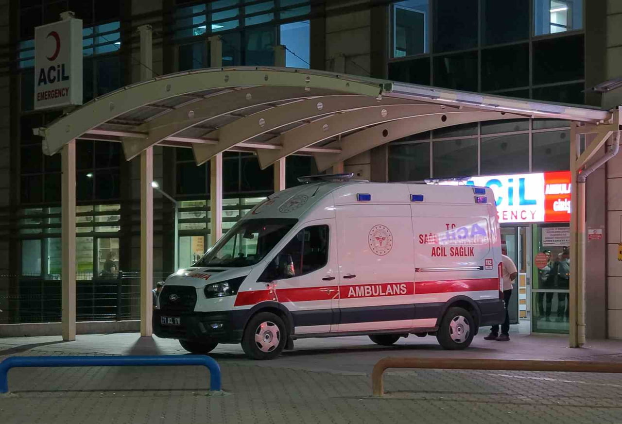 KIRIKKALE’NİN YAHŞİHAN İLÇESİNDE GECE SAATLERİNDE ÇIKAN BIÇAKLI KAVGADA GÖĞÜS BÖLGELERİNDEN AĞIR...