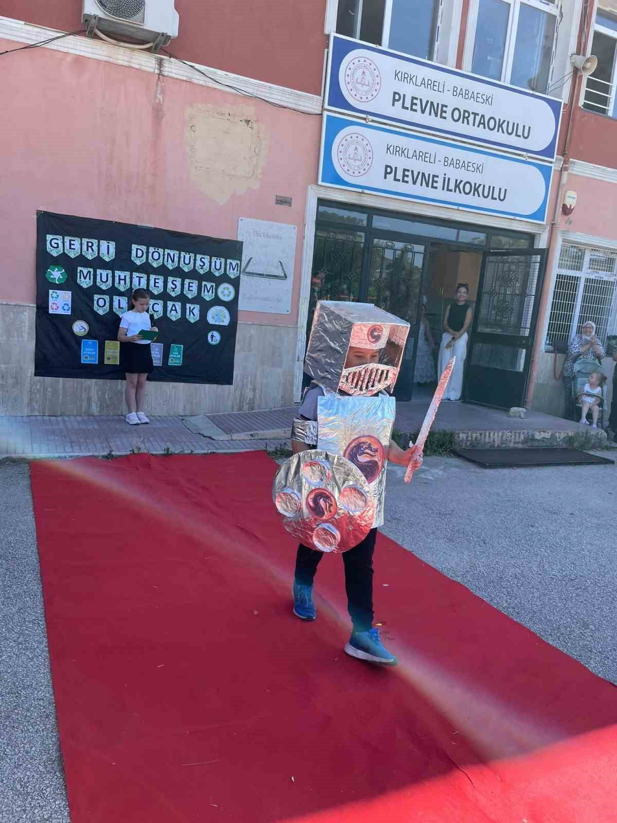 KIRKLARELİ'NİN BABAESKİ İLÇESİNDE ÖĞRENCİLER GERİ DÖNÜŞÜM DEFİLESİYLE ÇEVRE BİLİNCİNE DİKKAT...