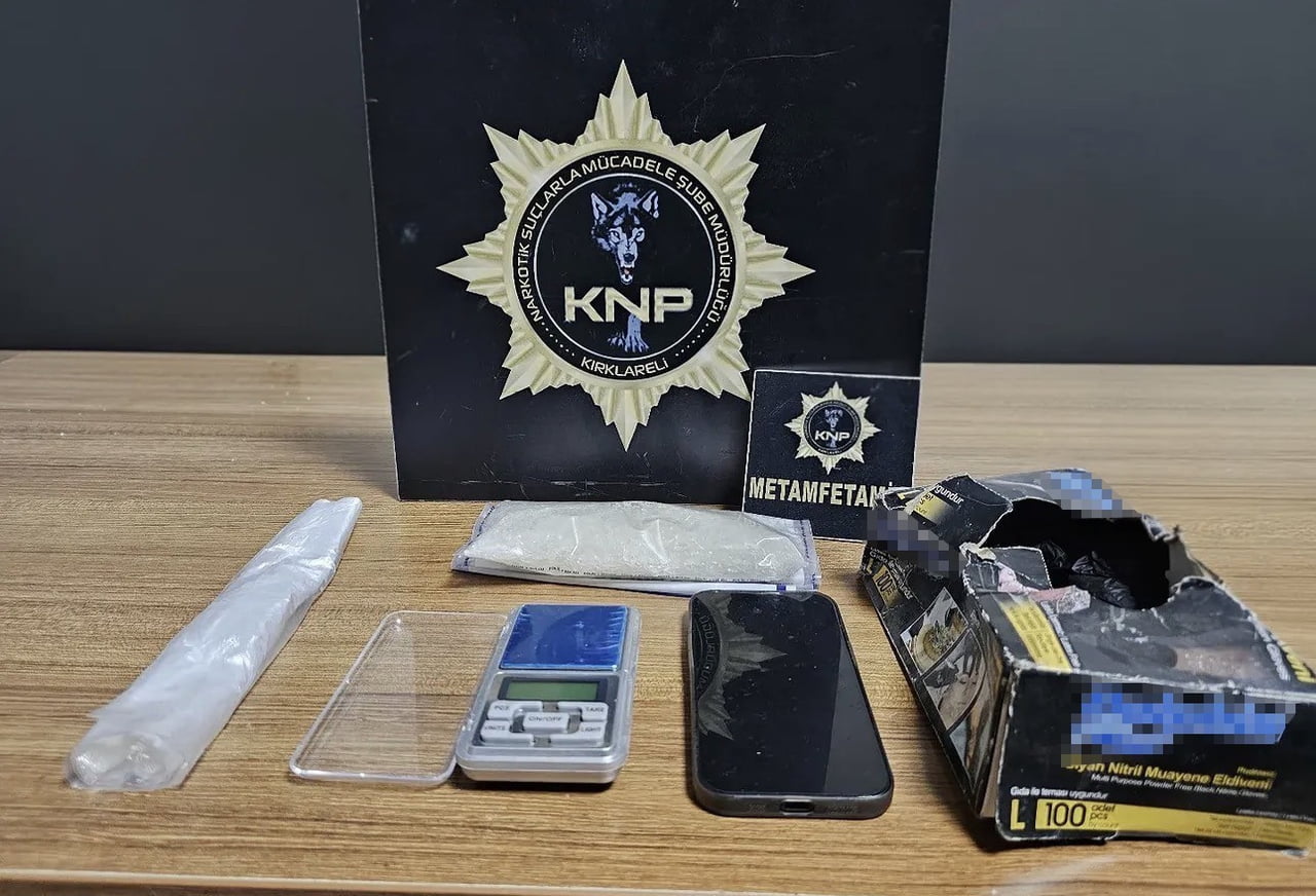 KIRKLARELİ'NİN BABAESKİ İLÇESİNDE POLİS EKİPLERİ TARAFINDAN DÜZENLENEN OPERASYONDA 130 GRAM...
