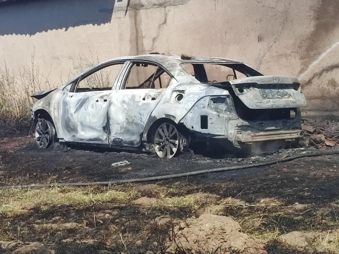 KIRKLARELİ'NİN BABAESKİ İLÇESİNE BAĞLI KARAHALİL BELDESİNDE ÇIKAN YANGINDA BİR OTOMOBİL İLE AHIR...