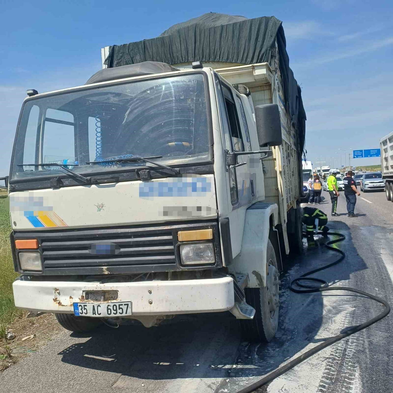 KIRKLARELİ’NİN BABAESKİ İLÇESİNE BAĞLI ALPULLU KAVŞAĞI MEVKİİNDE SEYİR HALİNDEKİ BİR KAMYONUN...