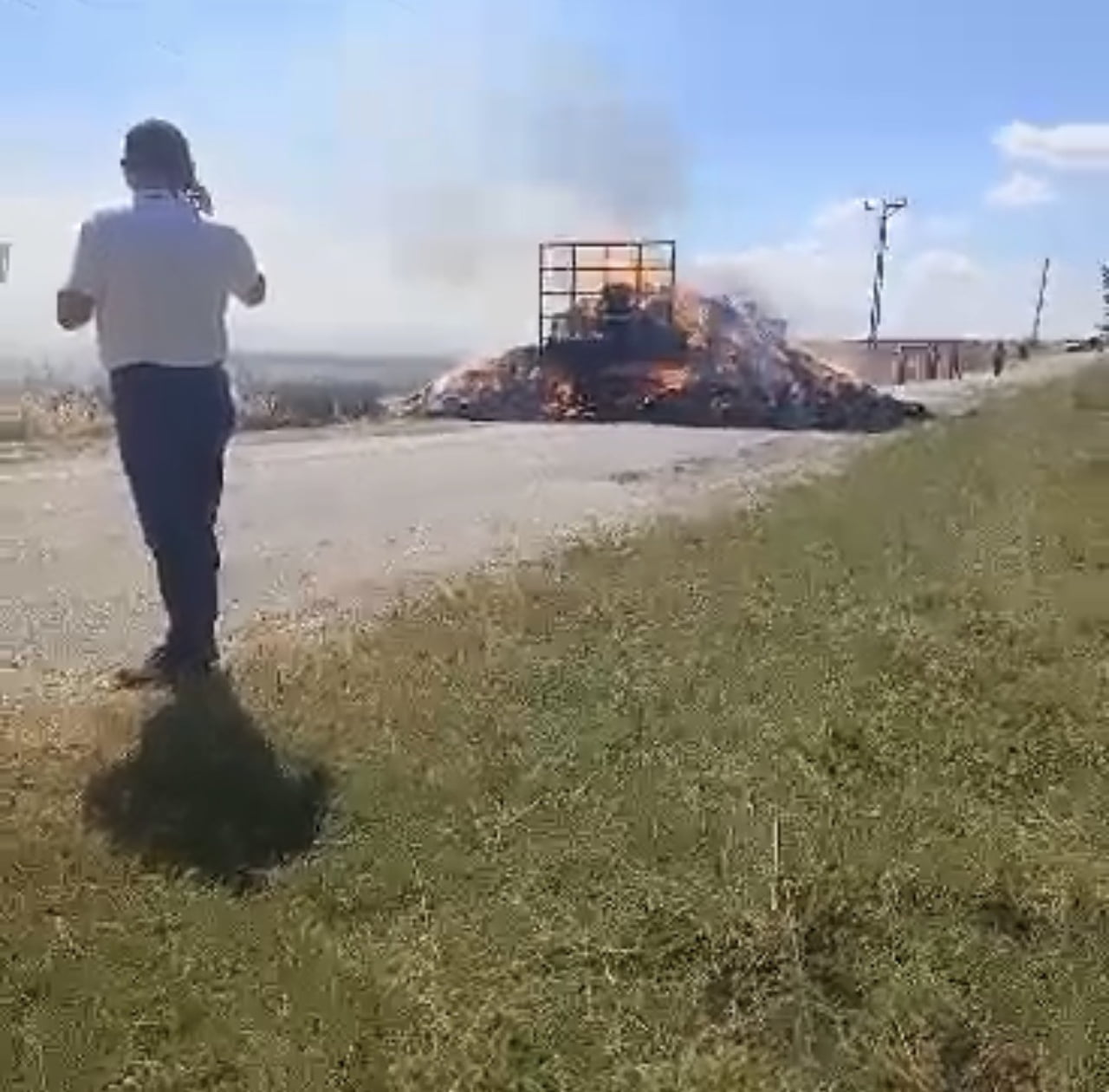 KIRKLARELİ’NİN LÜLEBURGAZ İLÇESİNE BAĞLI EVRENSEKİZ BELDESİNDE SEYİR HALİNDEKİ BALYA YÜKLÜ...