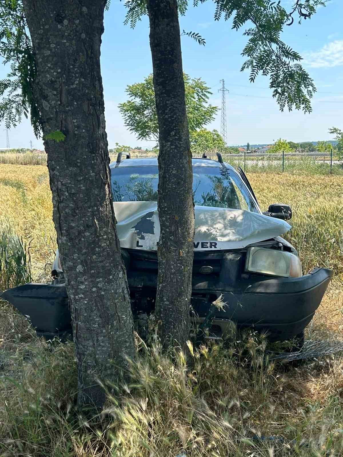 KIRKLARELİNİN BABAESKİ İLÇESİNDE KONTROLDEN ÇIKARAK YOL KENARINDAKİ AĞAÇLARA ÇARPAN OTOMOBİLİN...