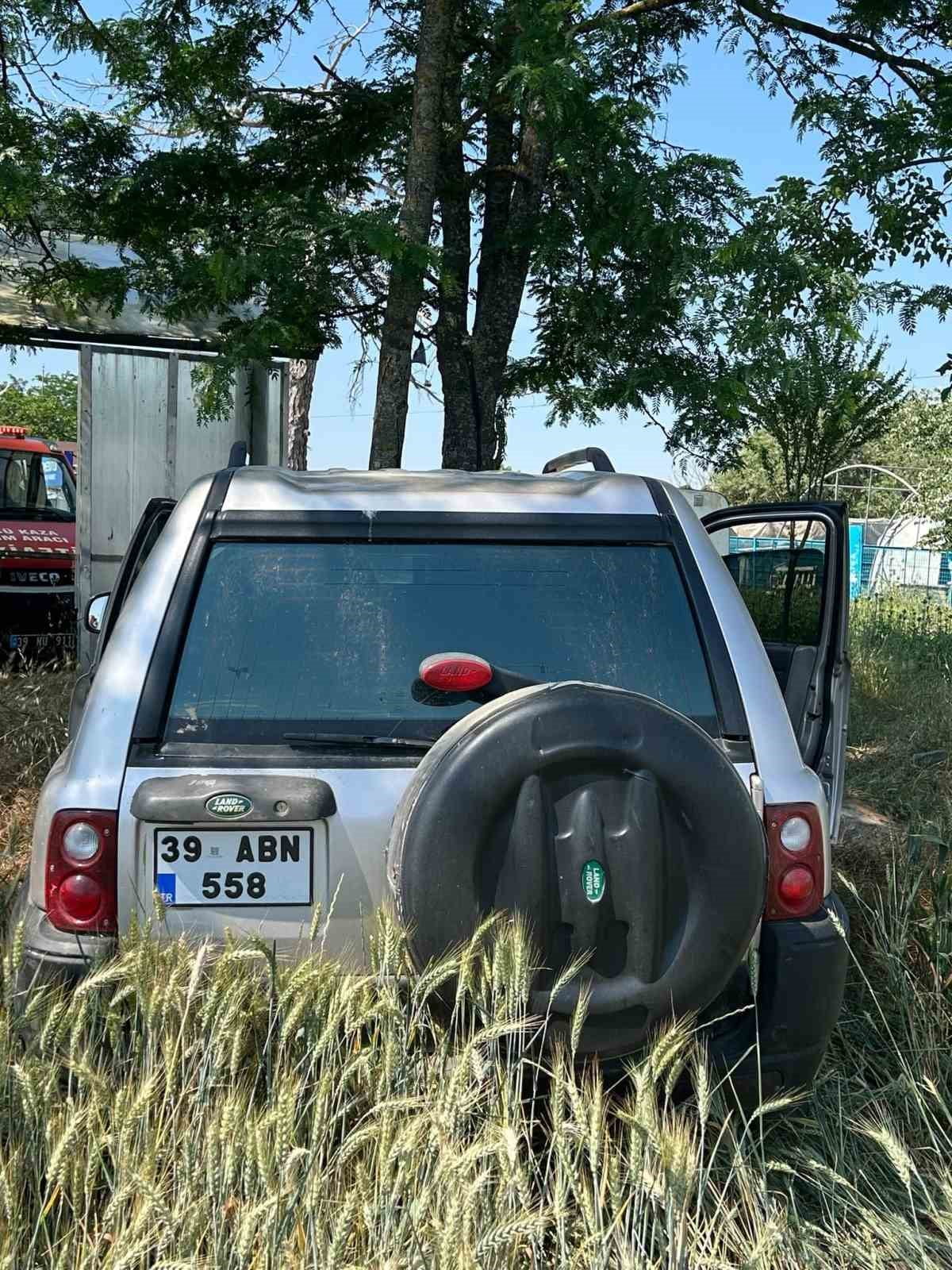 KIRKLARELİNİN BABAESKİ İLÇESİNDE KONTROLDEN ÇIKARAK YOL KENARINDAKİ AĞAÇLARA ÇARPAN OTOMOBİLİN...