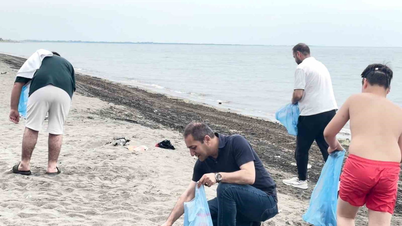 KİRLİLİĞE KAYITSIZ KALMAYAN ÇEVRE GÖNÜLLÜLERİ, SAHİLDE TEMİZLİK ÇALIŞMASI YAPARAK ÖRNEK BİR...