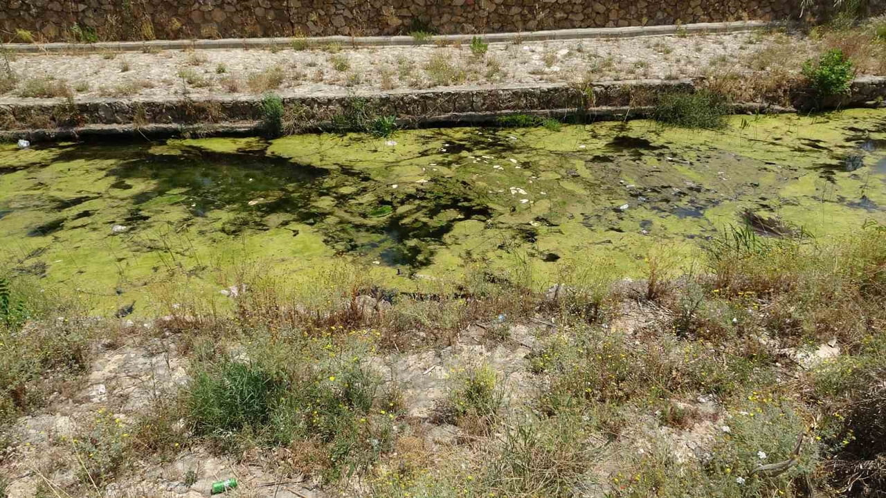 KİRLİLİK KENT İÇİNDEN GEÇEN KÜÇÜK DERE YATAKLARINDA DA GÖRÜLÜYOR