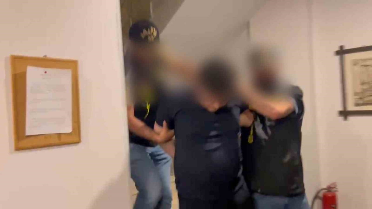 KIRMIZI BÜLTENLE ARANAN YABANCI UYRUKLU ULUSLARARASI UYUŞTURUCU KAÇAKÇISI, MİT'İN TESPİTİNİN...