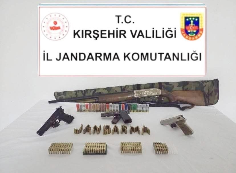 KIRŞEHİR'DE 4 RUHSATSIZ SİLAH İLE 313 ADET FİŞEK ELE GEÇİRİLDİ.