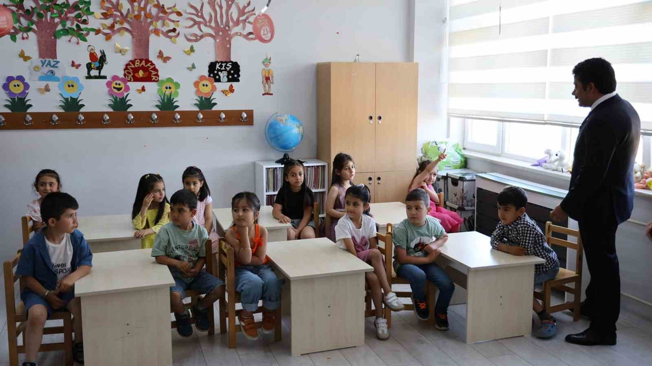 KIRŞEHİR'DE 40 BİN 376 ÖĞRENCİ KARNE ALDI, VALİ MURAT SEFA DEMİRYÜREK, ÇOCUKLARIN TABLET VE...