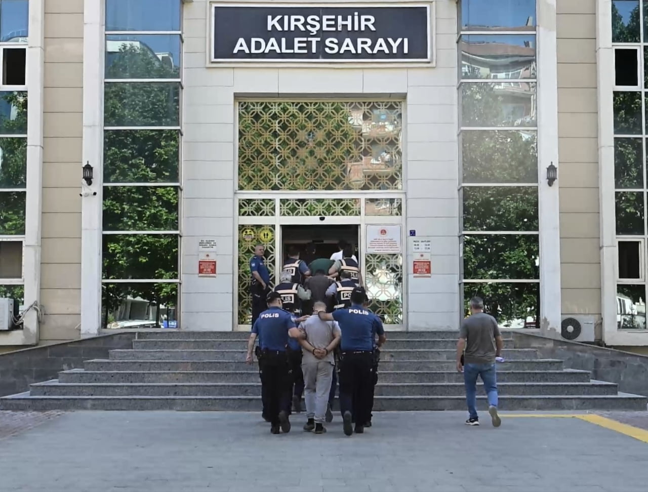KIRŞEHİR'DE, ELEKTRONİK CİHAZ PARÇASI VE BAKIR KABLO HIRSIZLIĞINDAN DOLAYI ARANAN 5 KİŞİ...