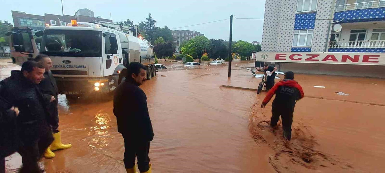 KIRŞEHİR'DE ETKİLİ OLAN SAĞANAK YAĞIŞ KISA SÜREDE SELE DÖNÜŞTÜ. ŞEHİR MERKEZİNDE HAYATI OLUMSUZ...