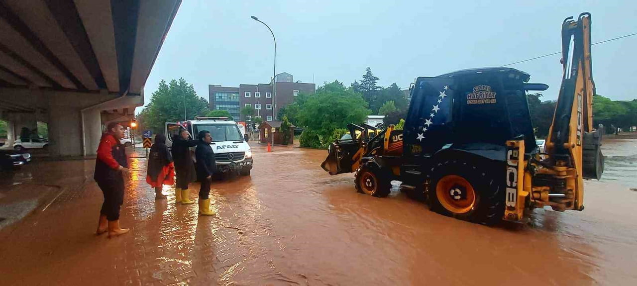 KIRŞEHİR'DE ETKİLİ OLAN SAĞANAK YAĞIŞ KISA SÜREDE SELE DÖNÜŞTÜ. ŞEHİR MERKEZİNDE HAYATI OLUMSUZ...