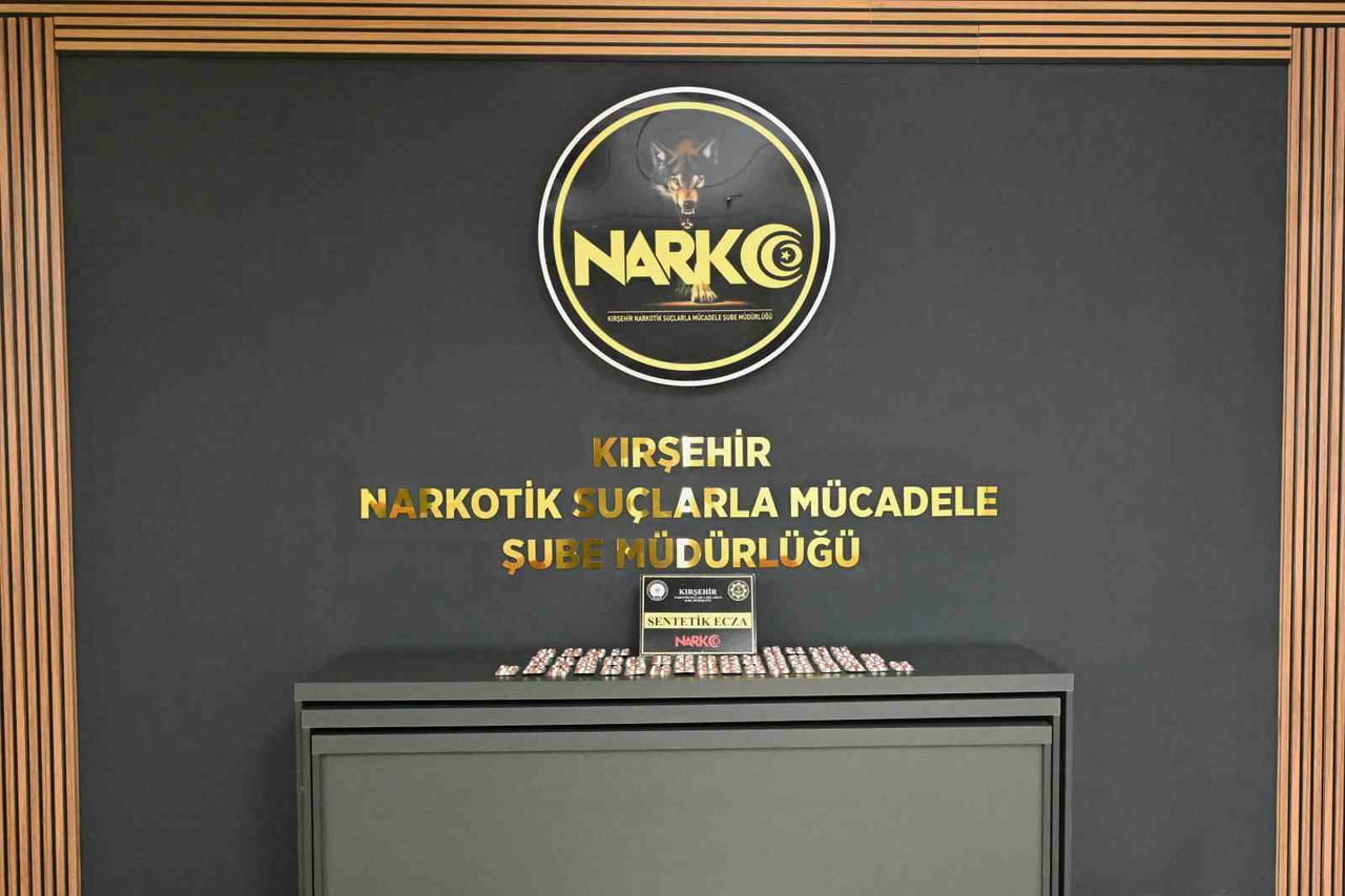 KIRŞEHİR'DE NARKOTİK EKİPLERİNCE DÜZENLENEN OPERASYONDA 551 SENTETİK  HAP ELE GEÇİRİLİRKEN...