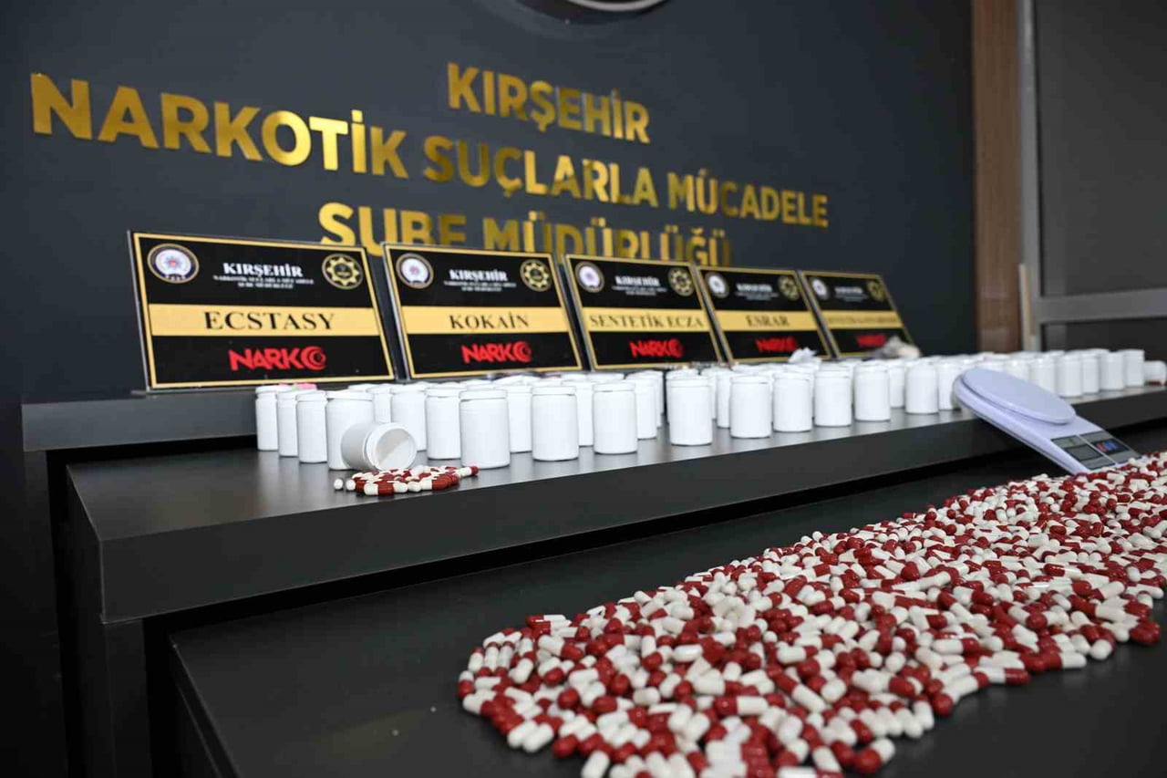 KIRŞEHİR'DE POLİS UYUŞTURUCU OPERASYONU YAPTI, 2 ŞÜPHELİ TUTUKLANDI.