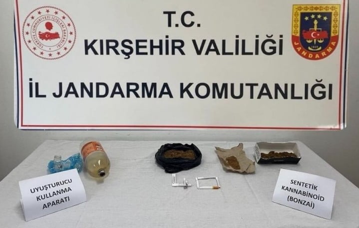 KIRŞEHİR'DE POLİS VE JANDARMA EKİPLERİNCE DÜZENLENEN UYUŞTURUCU OPERASYONUNDA 2 ŞÜPHELİ...