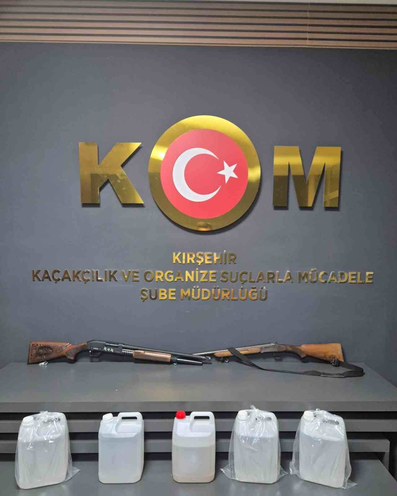 KIRŞEHİR'DE, RUHSATSIZ TÜFEK VE KAÇAK İÇKİ ELE GEÇİRİLDİ.