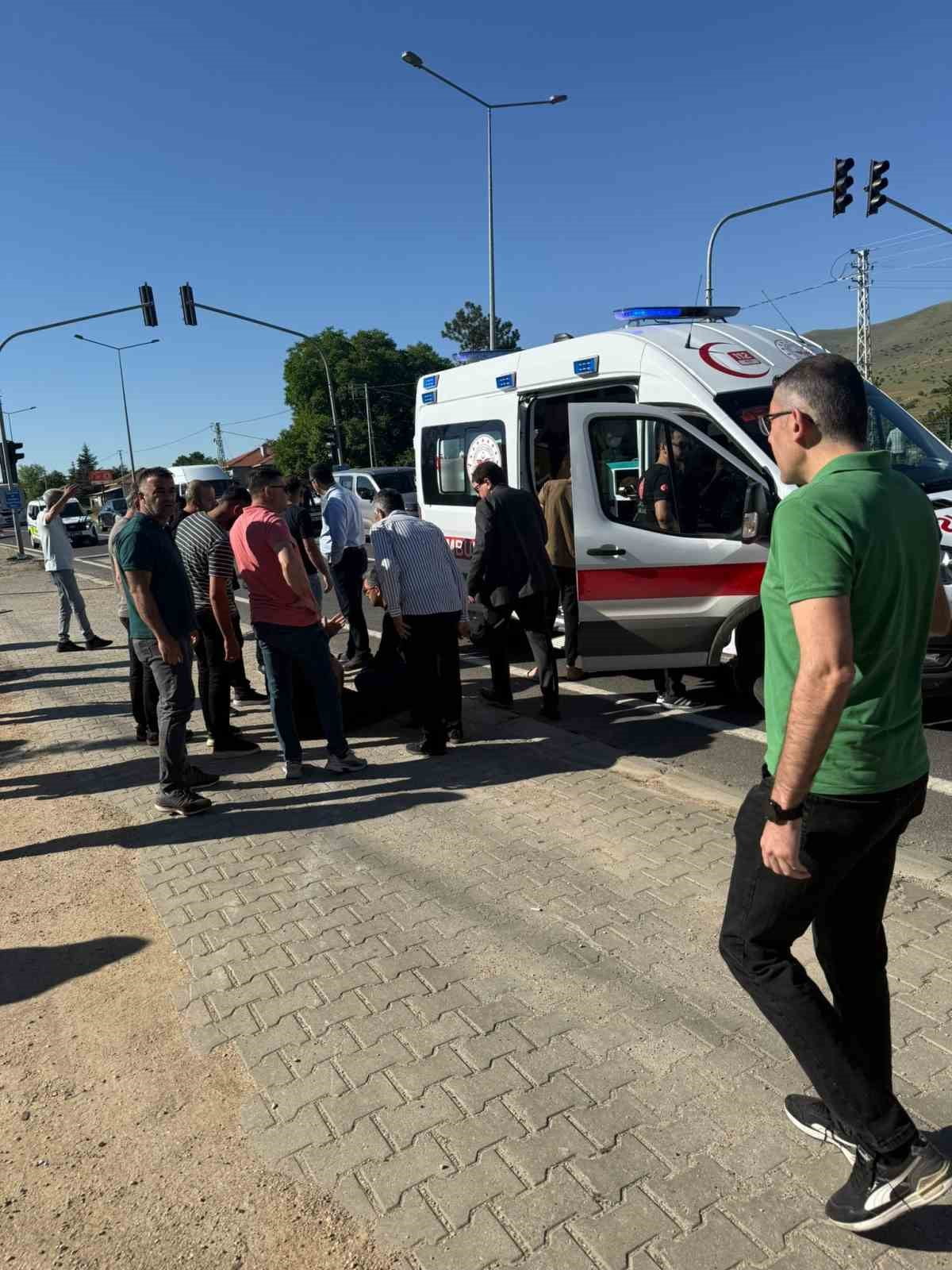 KIRŞEHİR'DE SABAH SAATLERİNDE AYNI FABRİKAYA İŞÇİ TAŞIYAN İKİ SERVİS ARACI IŞIKLARDA...